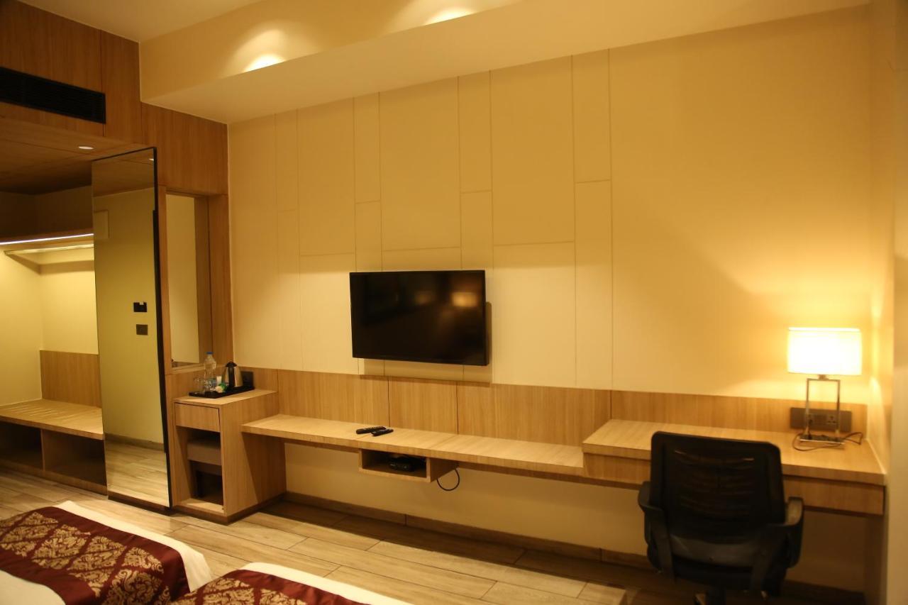 Nrich Skyotel Navsari Extérieur photo