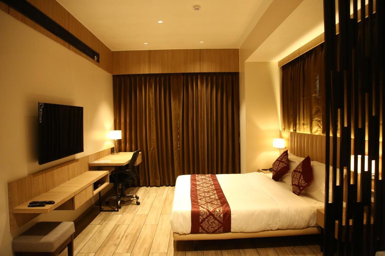 Nrich Skyotel Navsari Extérieur photo
