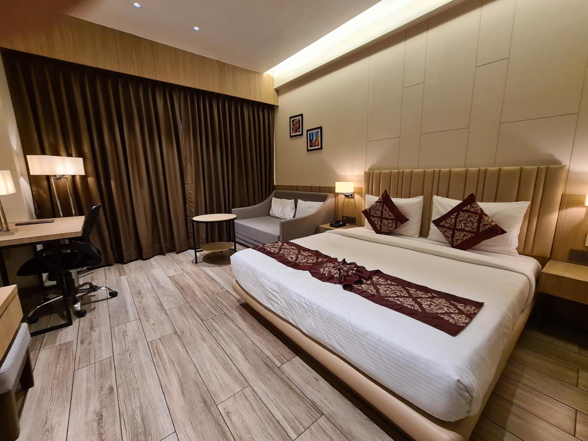 Nrich Skyotel Navsari Extérieur photo